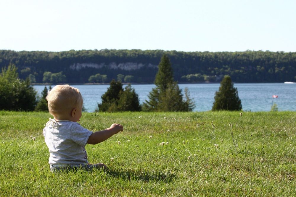 Bambino al Lago Hurion, uno dei Grandi Laghi del Canada al confine con gli Stati Uniti