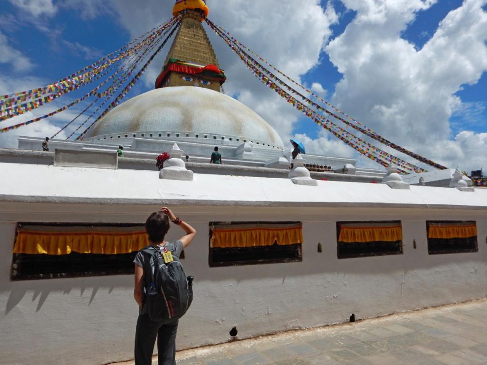 Elisa Malisan di Elimeli in Nepal, davanti allo Stupa di Boudhanath
