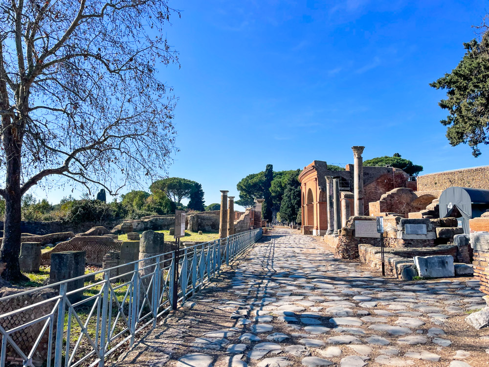 L'antica strada principale di Ostia Antica, all'interno dell'omonima area archeologica