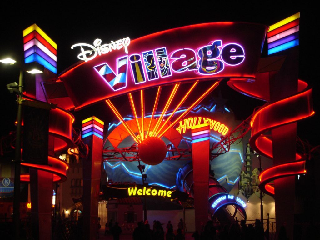 Luci colorate ingresso Disney Village