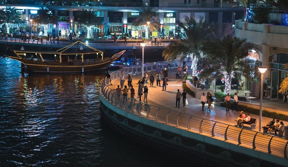 La passerella pedonale a Dubai Marina di notte
