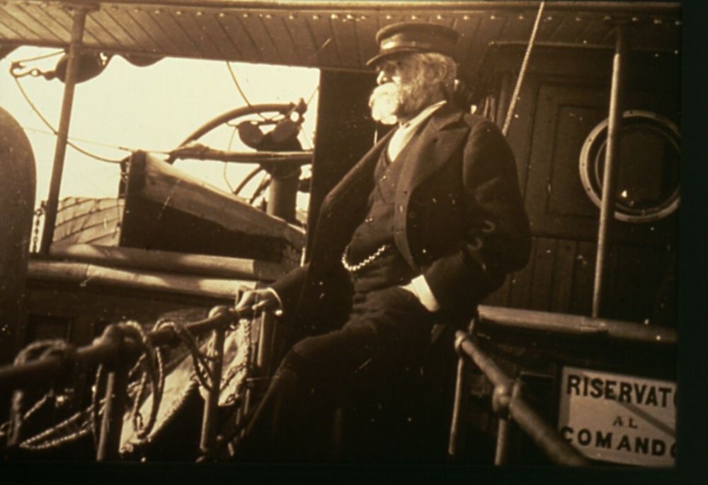 Il Capitano Enrico D'Albertis in barca in una foto d'epoca