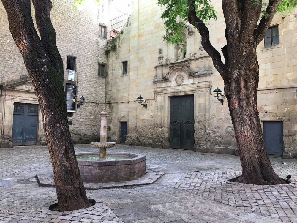 La facciata della chiesa in Plaza Felipe Neri a Barcellona, foto Erminia Sannino di Partenza senza ritorno