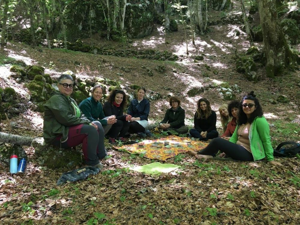 Il gruppo di partecipanti all'attività di Forest Bathing di Ivy Tour al Parco Nazionale del Pollino in Basilicata, foto Sabina Frauzel