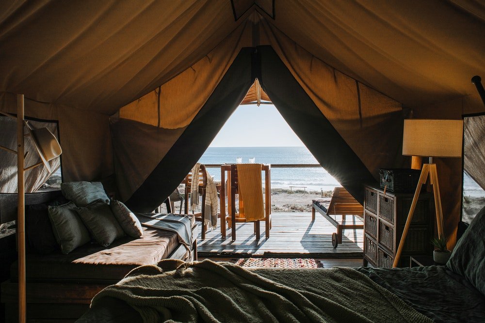 Sistemazione in tenda in un glamping fronte mare, foto Rachel Claire