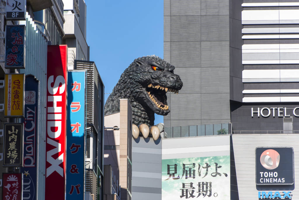 La statua di Godzilla nel quartiere Shinjuku a Tokyo