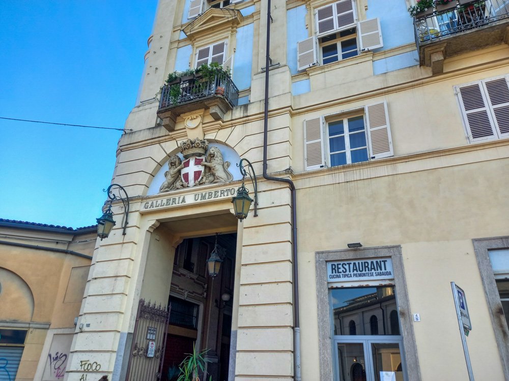 L'ingresso della Galleria Umberto I a Torino con l'insegna del ristorante Goustò