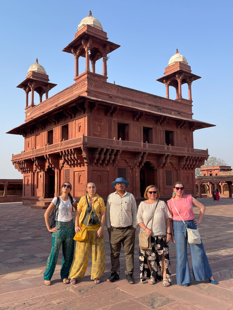 Le Travel Blogger Italiane in India al Red Fort di Agra con la guida Manoj