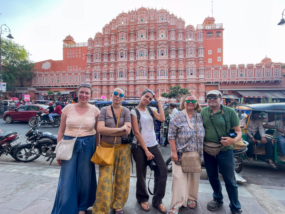 Le Travel Blogger Italiane in India davanti all'Hawa Mahal, il Palazzo dei Venti di Jaipur