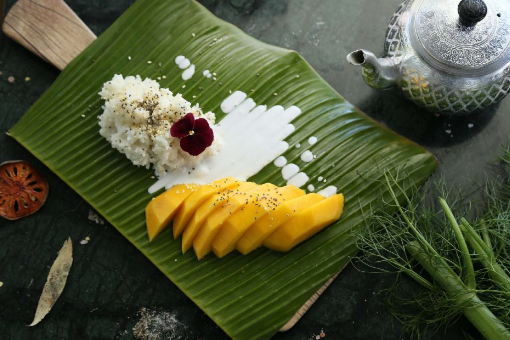 cibo thailandese su foglia verde con mango e riso