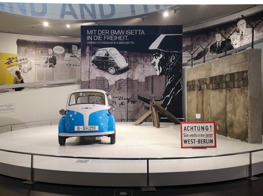 BMW Isetta nell'esposizione del Museo BMW di Monaco di Baviera per il trentennale della caduta del muro di Berlino, foto di Paola Bertoni