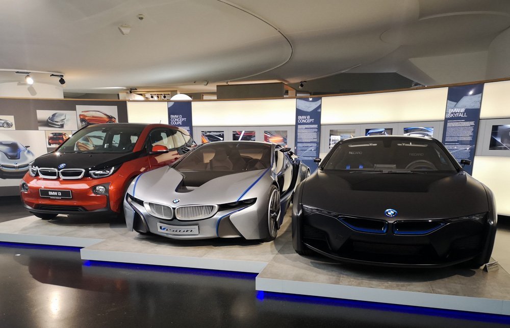 Auto elettriche della serie BMW i esposte al Museo BMW di Monaco di Baviera, foto di Paola Bertoni