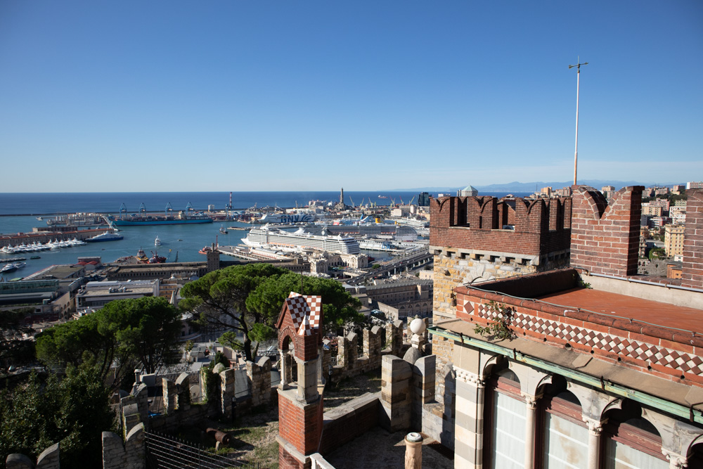 Vista su Genova e sul mare da una delle terrazze del Castello D'Albertis