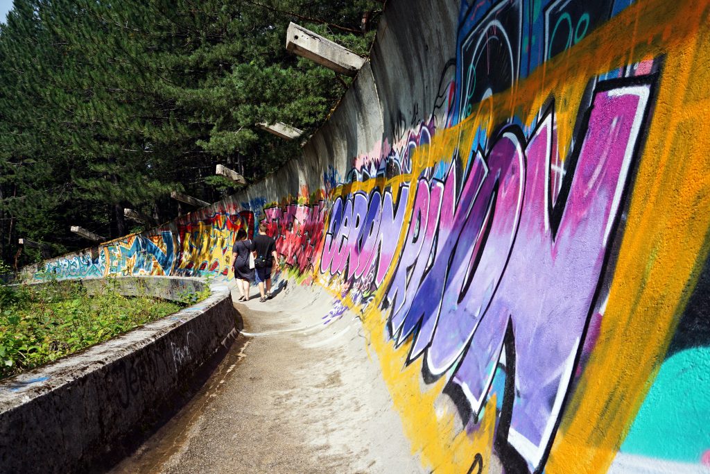 La pista da bob con i graffiti a Sarajevo