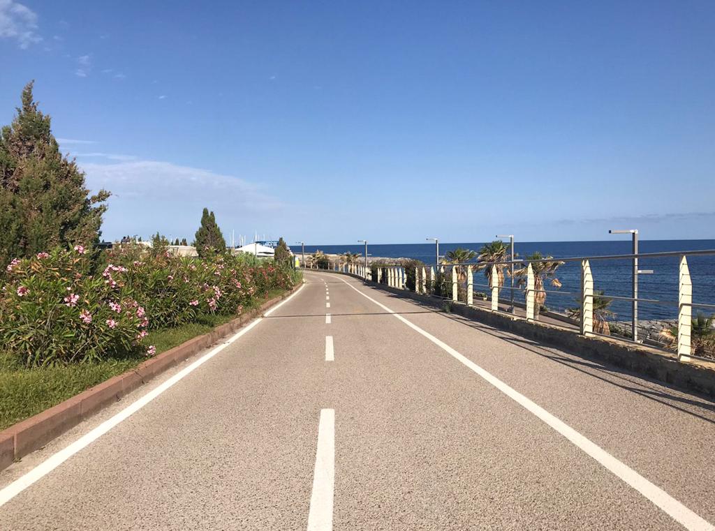 Strada asfaltata vicino al mare