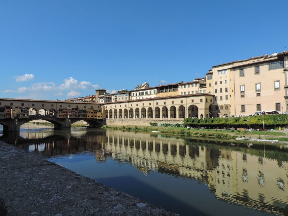 Il fiume Arno con il Ponte Vecchio sullo sfondo, foto Vladislav Glukhotko