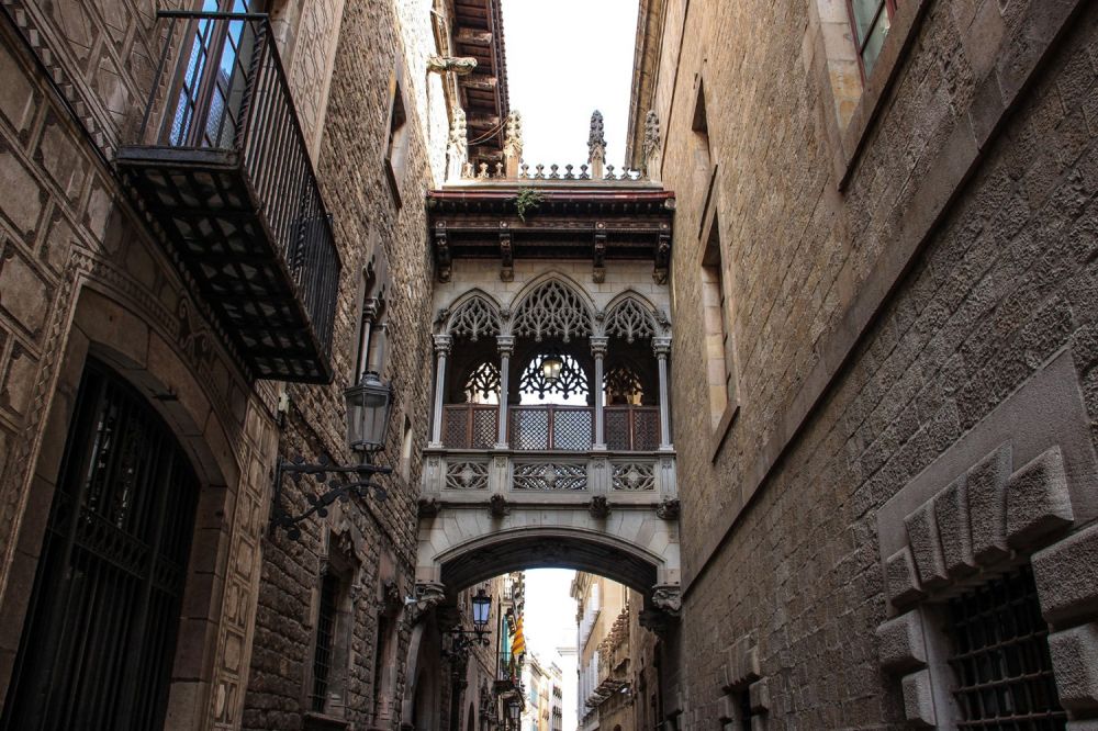 Puente de Bisbe, al Barrio Gotico di Barcellona, foto Erminia Sannino di Partenza senza ritorno