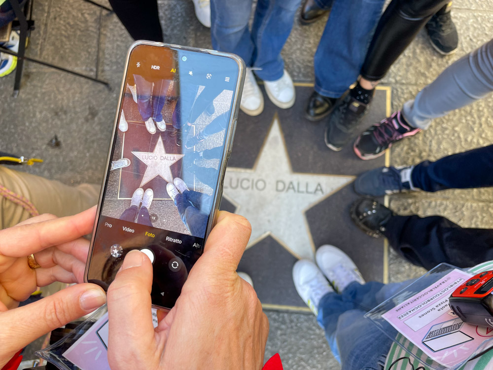 Il gruppo delle Travel Blogger Italiane intorno alla stella dedicata a Lucio Dalla nella Walk of Fame di Bologna