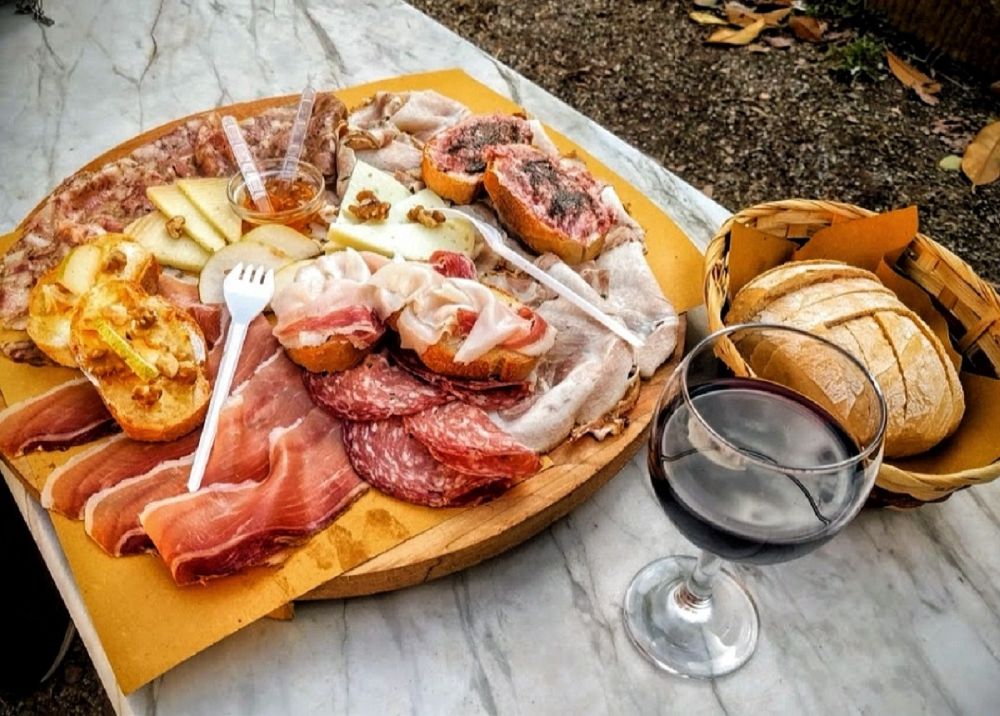 Un piatto di street food che puoi assaggiare in una tappa del tour di Pisa