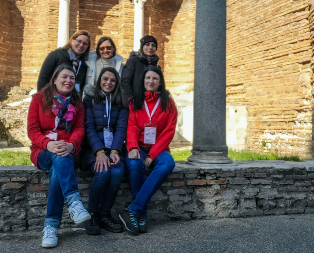 Travel Blogger Italiane all'area archeologica di Ostia Antica durante il blogtour #RomaTBI2023. Da sinistra, fila posteriore Claudia, Marina, Marina. Fila anteriore Paola, Lucia, Raffaella