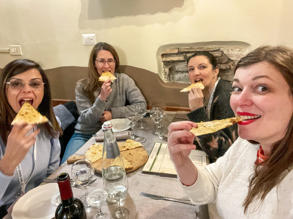 Travel Blogger Italiane al ristorante Il Giardino Romano a Roma durante il blogtour #RomaTBI2023. Da sinistra Lucia, Claudia, Raffaella, Paola