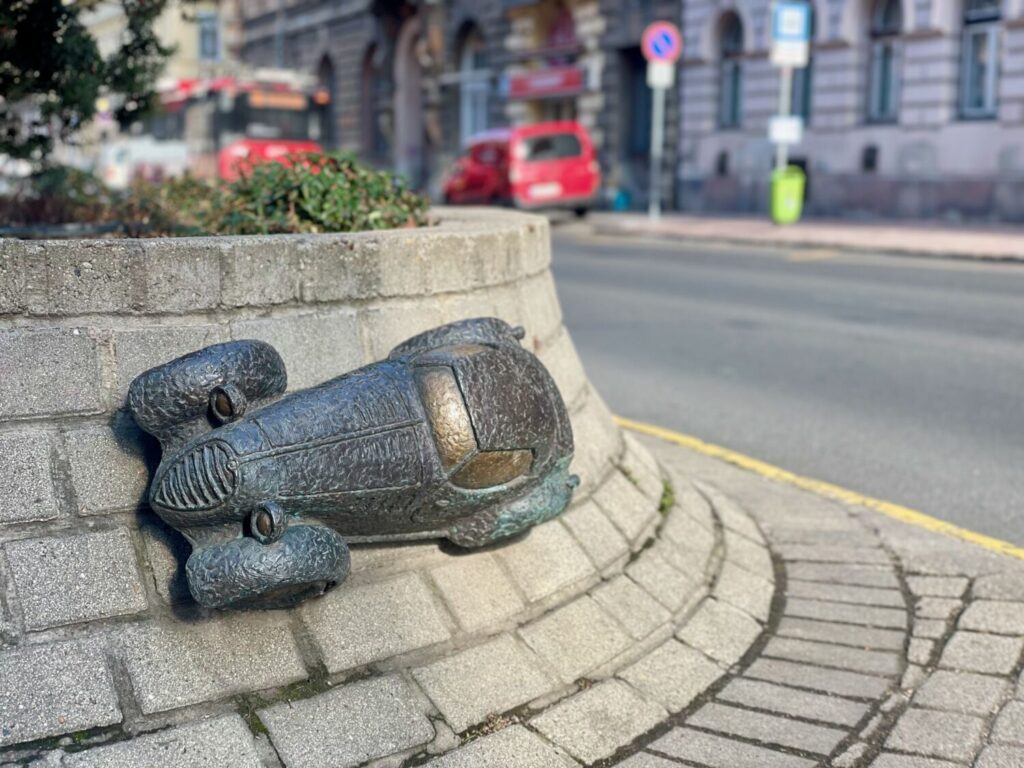 Mini statua L'auto da 14 carati a Budapest