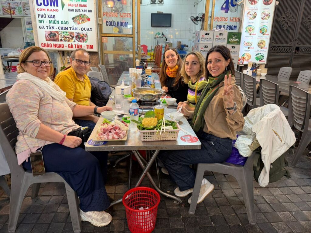 Cena di gruppo con le Travel Blogger Italiane in un ristorante locale tra le strade di Hanoi, Vietnam