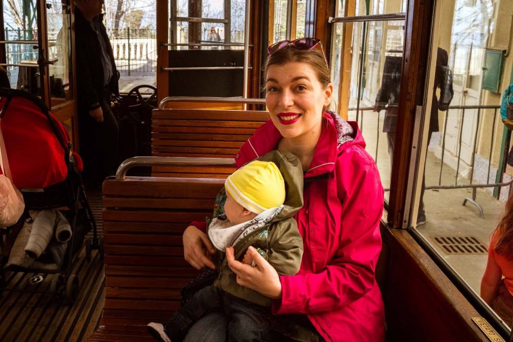 Paola Bertoni e bimbo sulla funicolare Sassi Superga a Torino