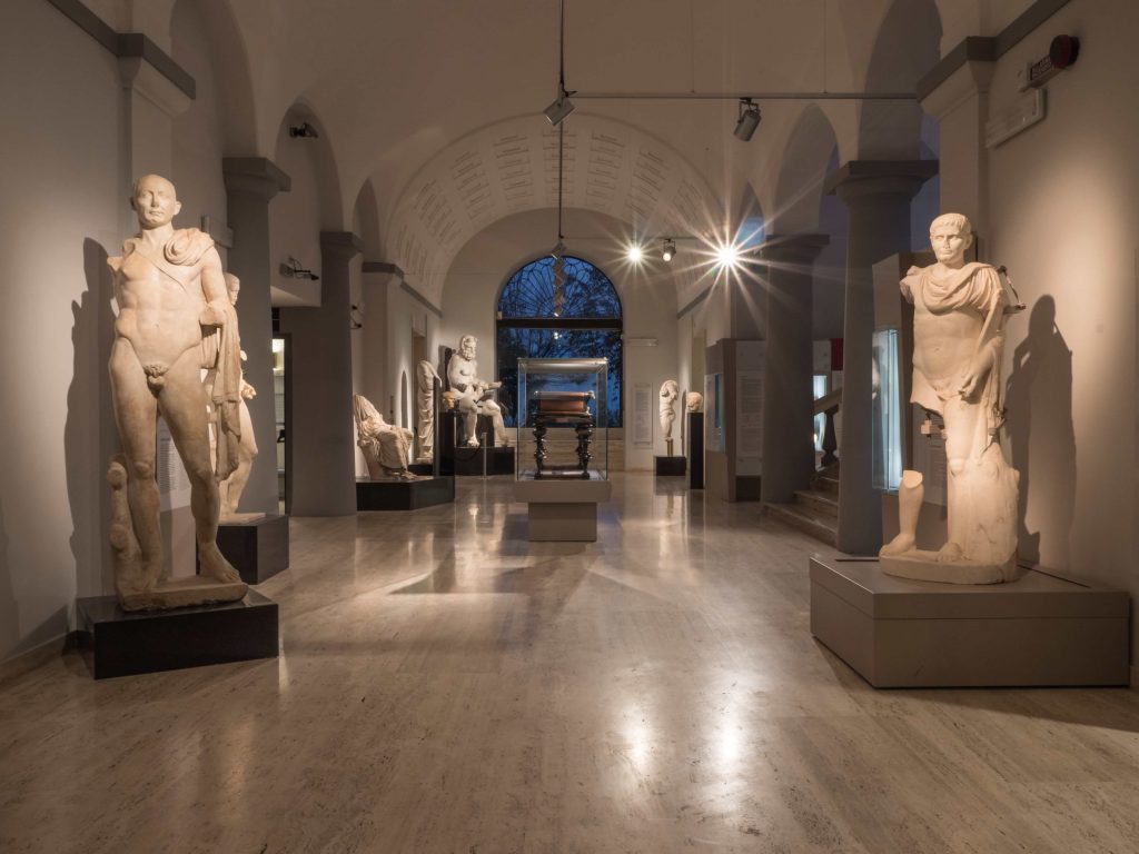 Statue nel museo archeologico nazionale d'Abruzzo