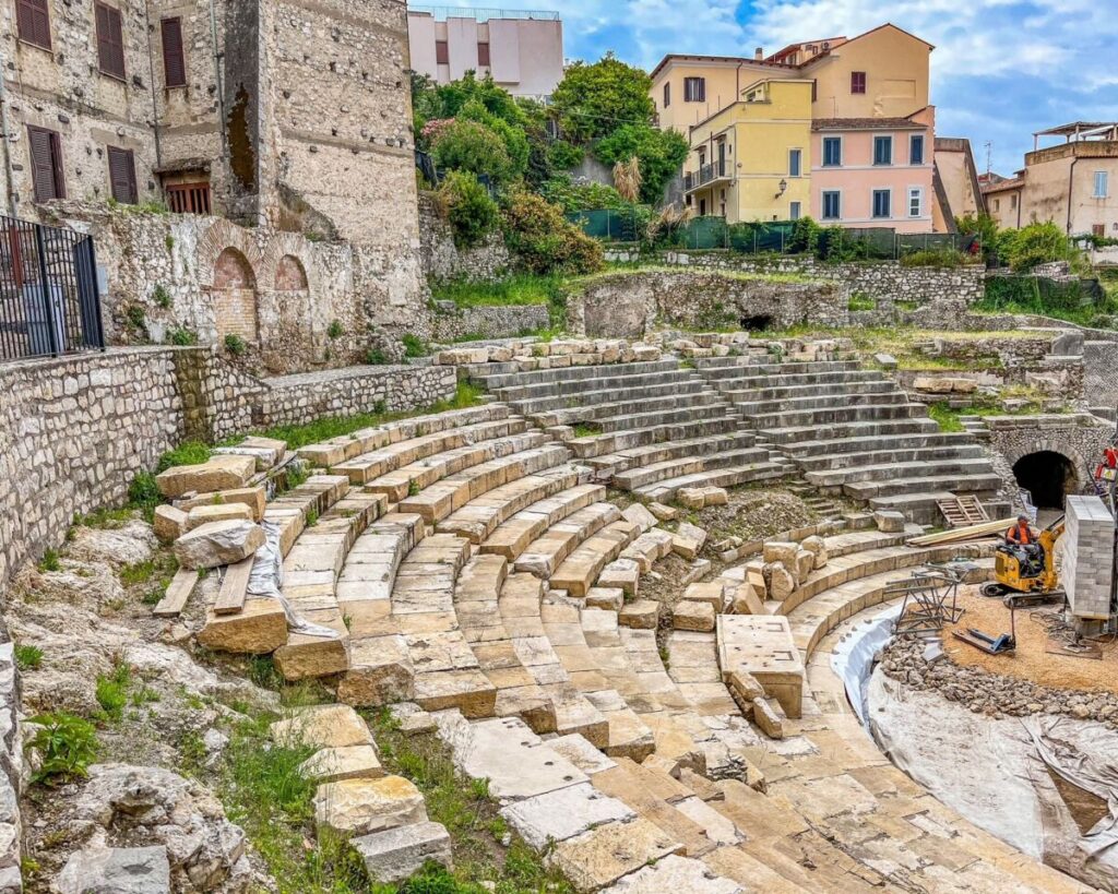 L'anfiteatro romano nel centro storico di Terracina