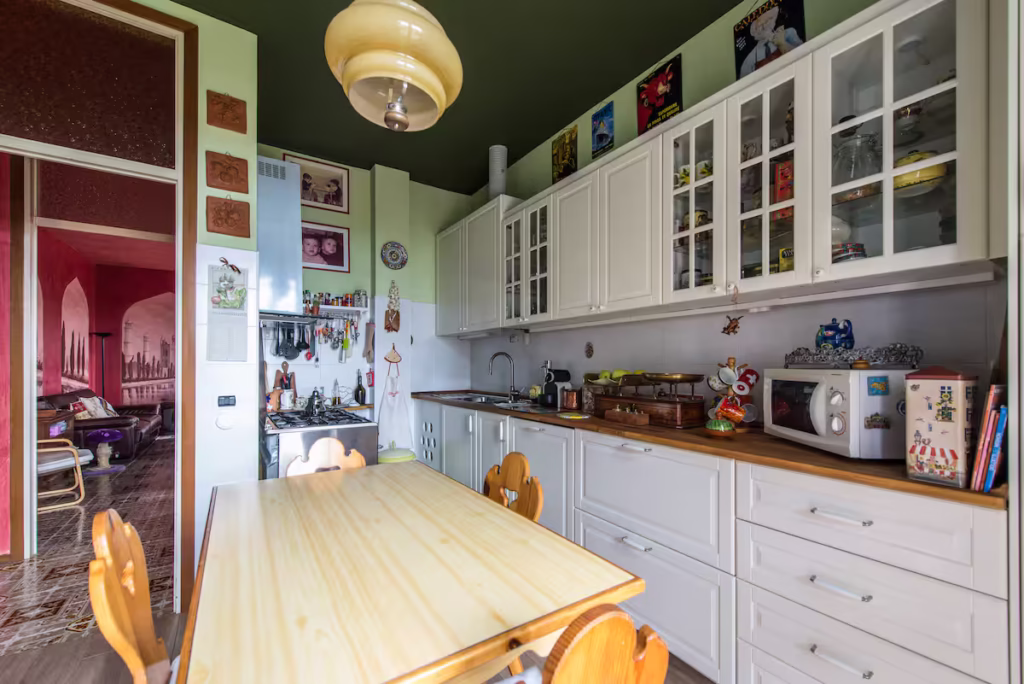 Airbnb in Brianza con cucina lasciata affollata di oggetti