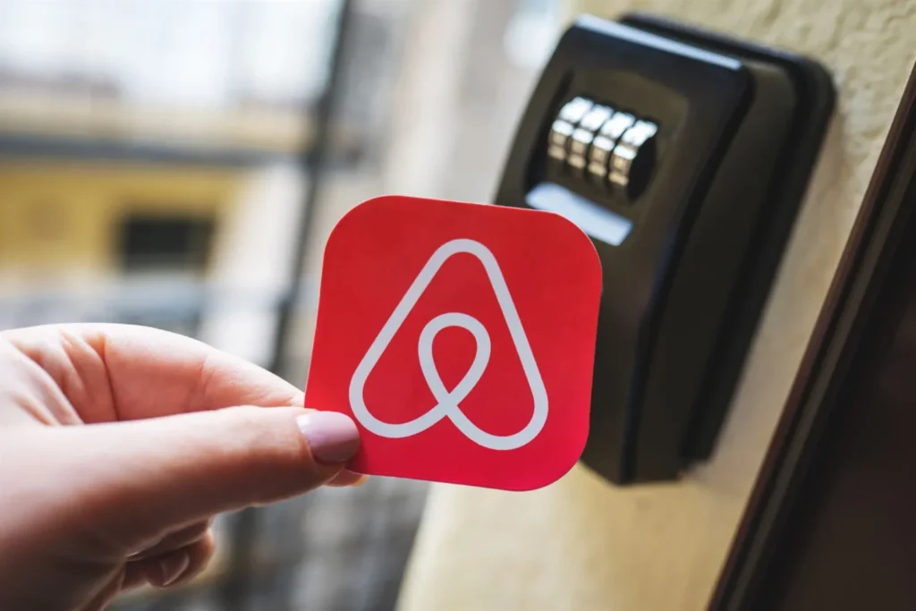 Cassetta con combinazione usata per le chiavi degli appartamenti su Airbnb