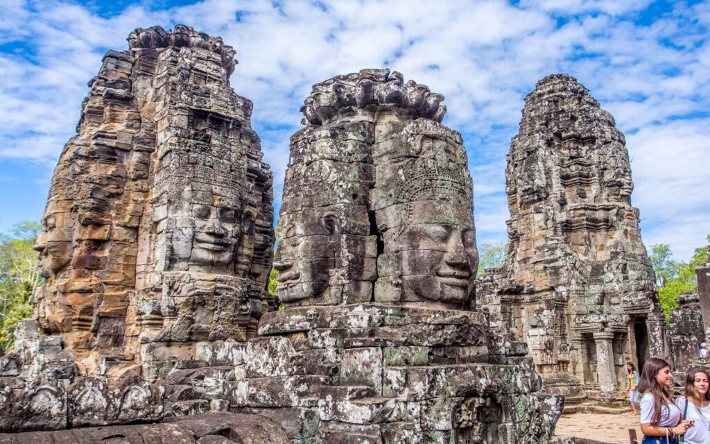 I volti scolpiti nella pietra al tempo Bayon del complesso di Angkor Wat in Cambogia