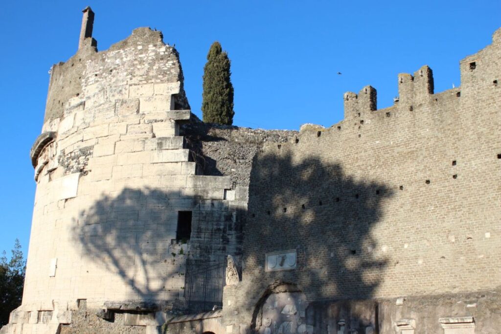 Mausoleo di Cecilia Metella sulla Via Appia a Roma