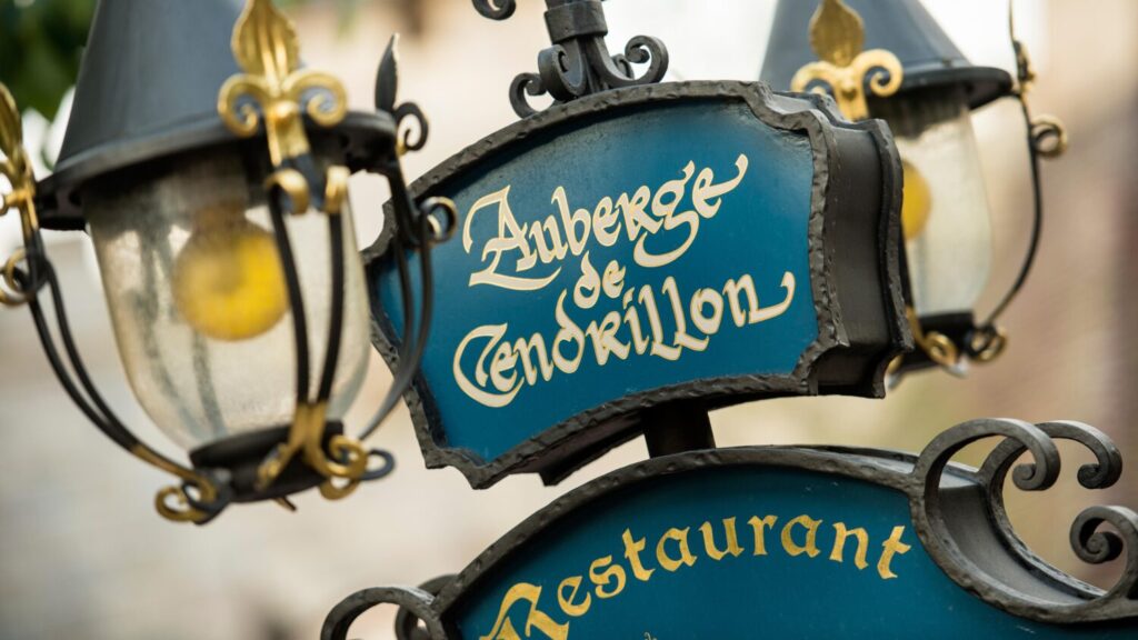 Insegna dell'Auberge de Cendrillon a Disneyland Paris