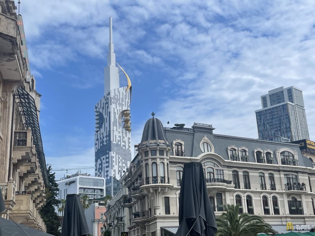 Palazzi storici con grattacielo sullo sfondo a Batumi