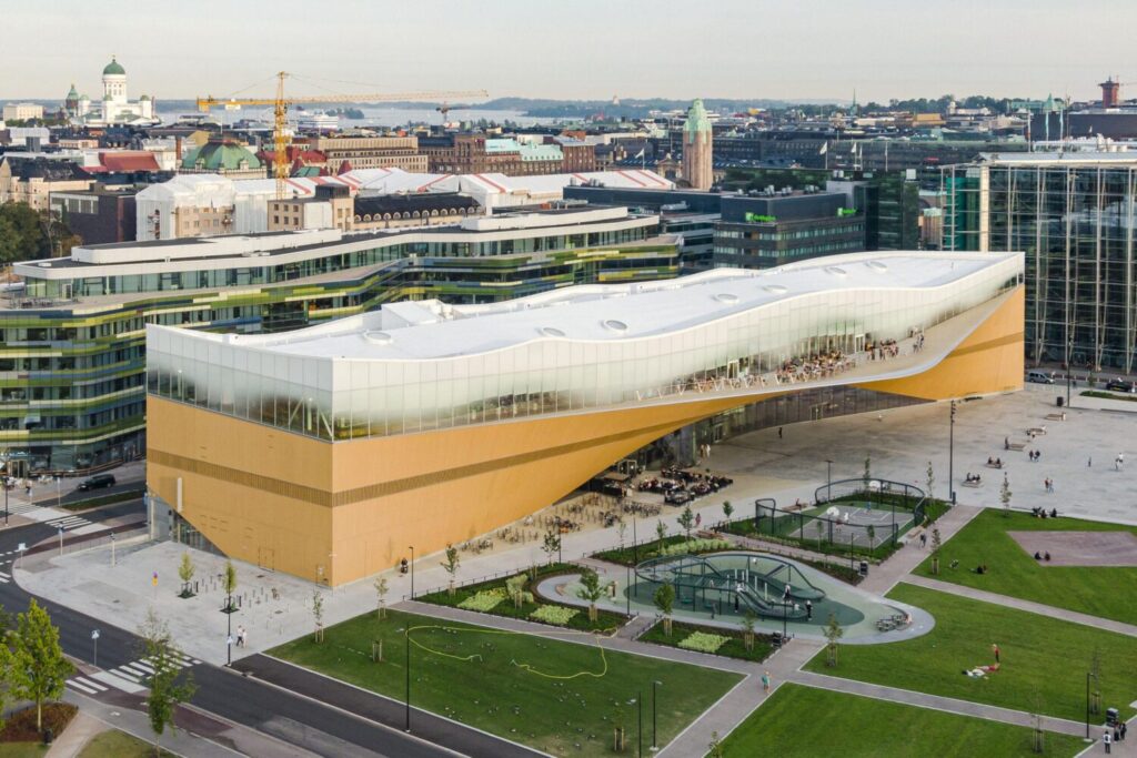 La moderna Biblioteca Oodi a Helsinki, uno spazio innovativo e perfetto anche per famiglie con bambini
