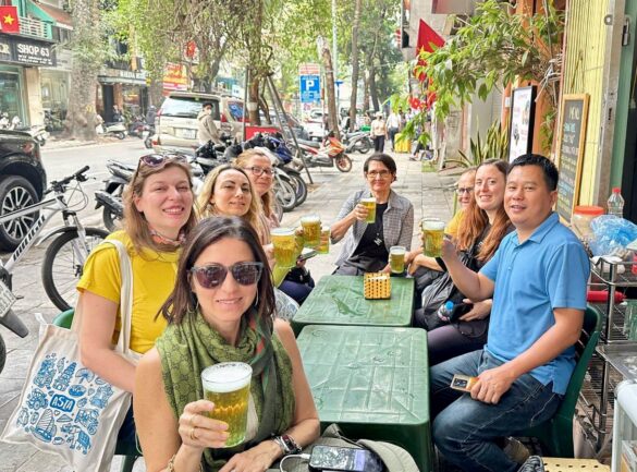 Travel Blogger Italiane durante il tour di street food a Hanoi, Vietnam