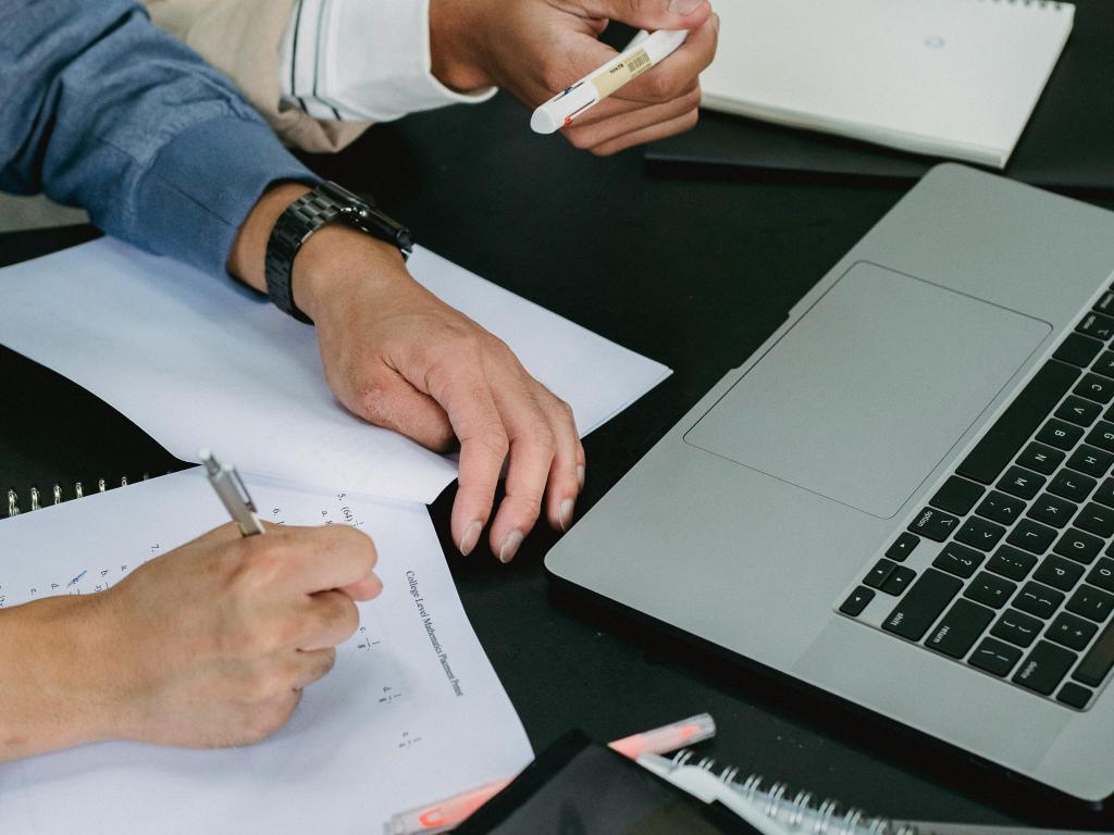 blogger al pc che tenta di analizzare la situazione