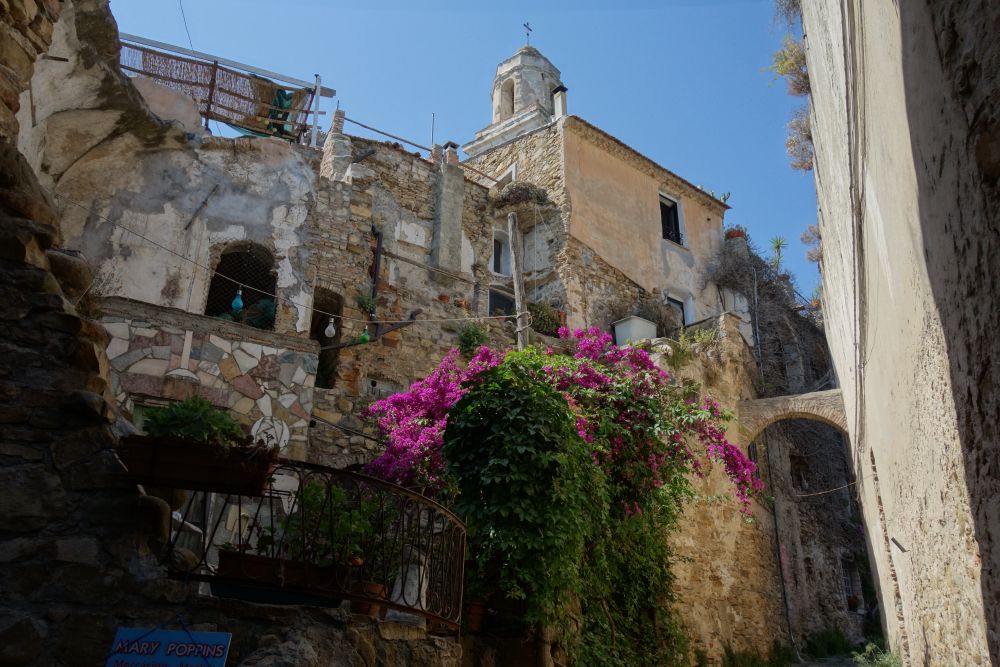 Uno scorcio di Bussana Vecchia, borgo ligure abbandonato Uno scorcio di Bussana Vecchia, borgo ligure abbandonato