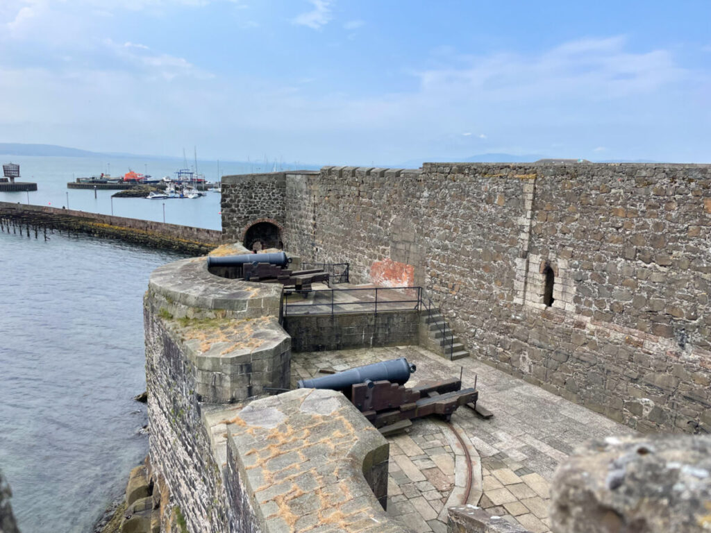 Vista dalle mura del Castello di Carrickfergus, in Irlanda del Nord