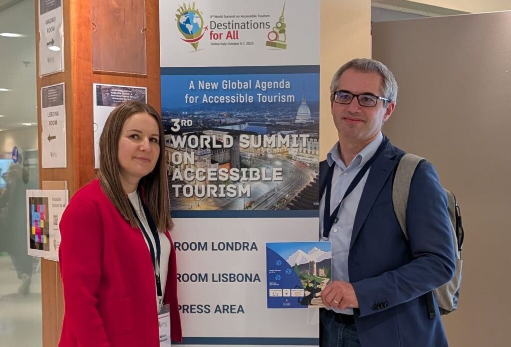 Agnieszka e Patrick dell'associazione La Casa di Sabbia presentano la loro guida turistica accessibile sulla Valle d'Aosta al World Summit on Accessible Tourism 2025 a Torino