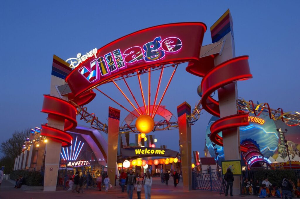 Ingresso del Disney Village illuminato a Disneyland Paris