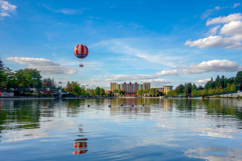 Mongolfiera sul lago al Disney Village di Disneyland Paris