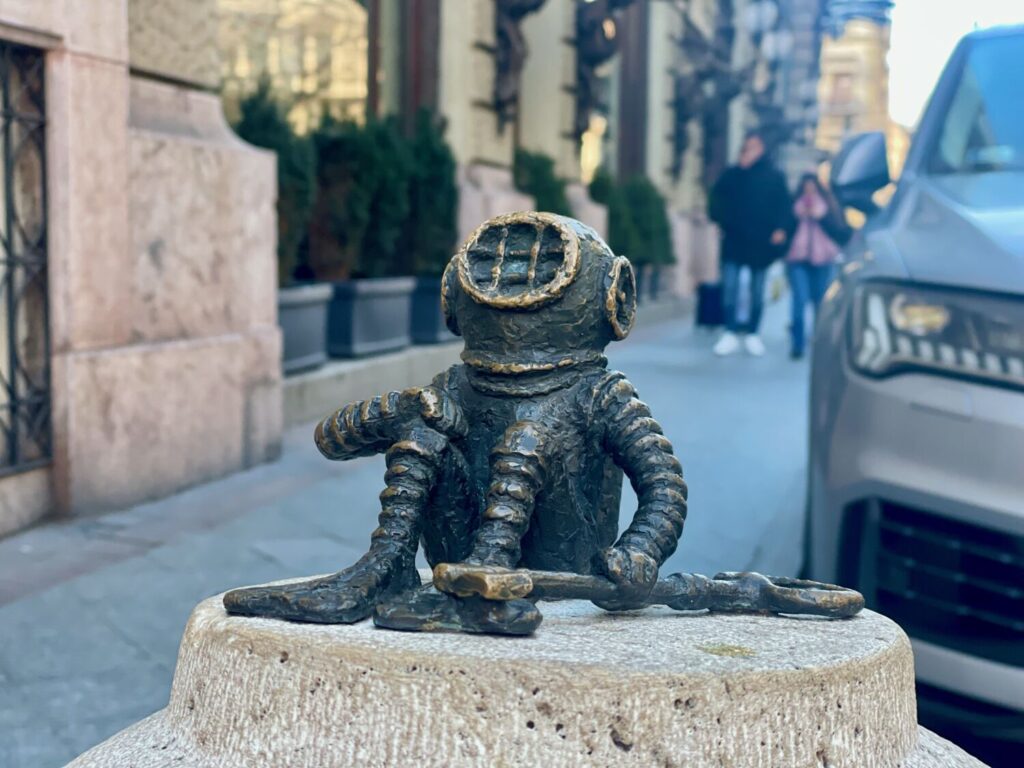 Mini statua del Subacqueo a Budapest