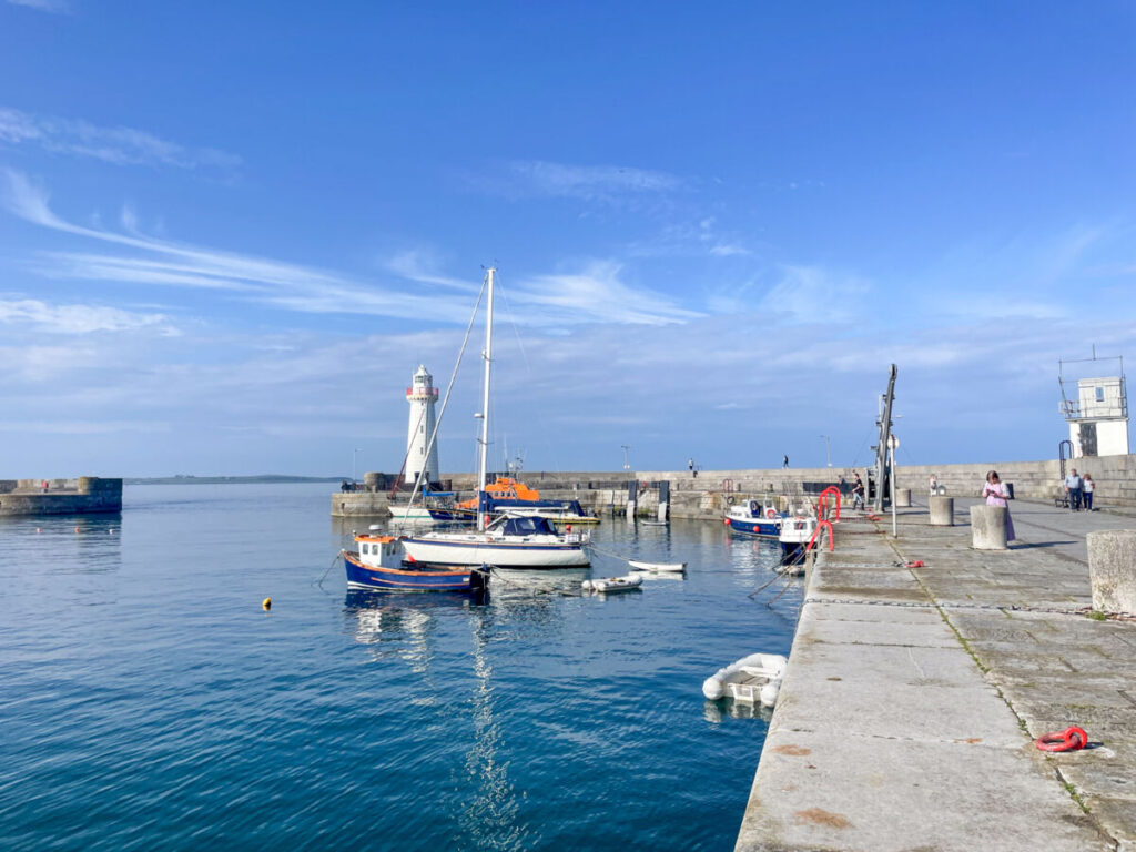 Porto e faro di Donaghadee, in Irlanda del Nord