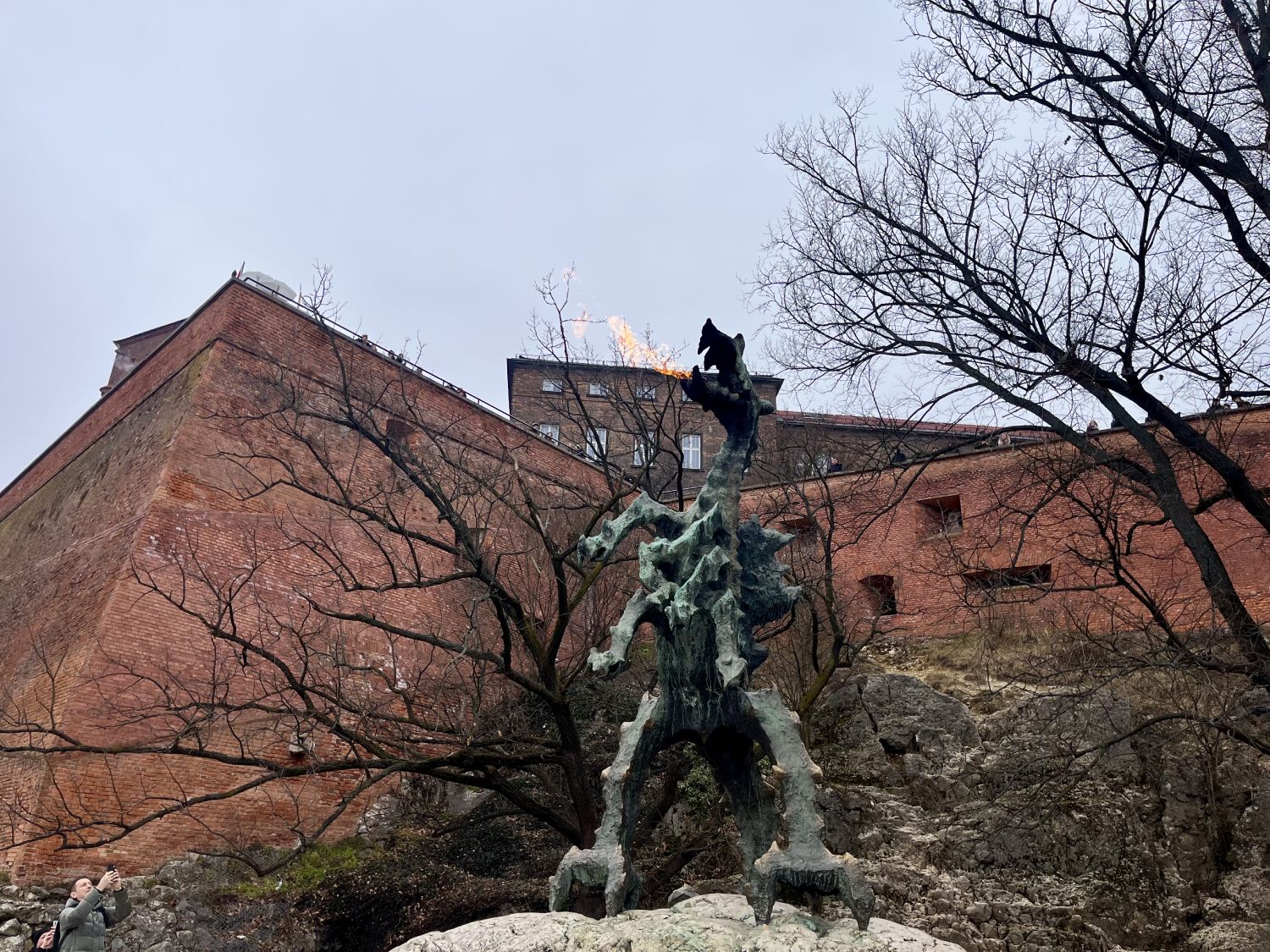 Statua in bronzo del Drago di Wawel realizzata dallo scultore Bronislaw Chromy, Cracovia