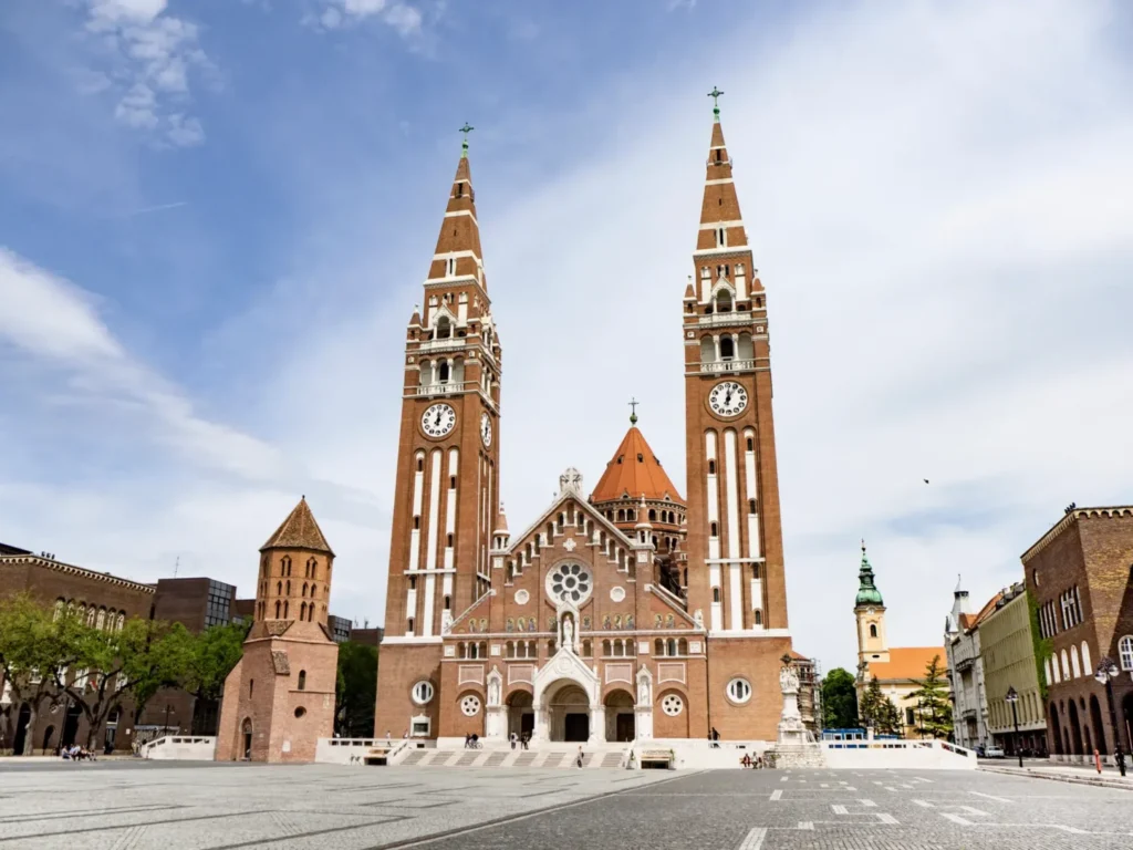La Chiesa Votiva di Szeged e la Torre di San Demetrio in Piazza del Duomo