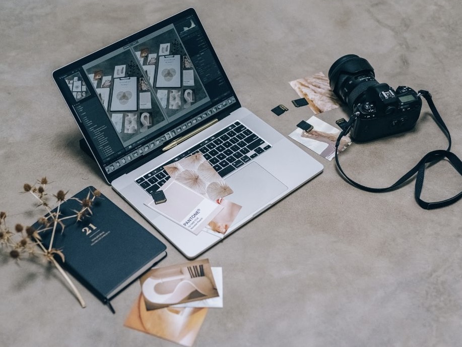 blogger che sta editando i suoi video per i social