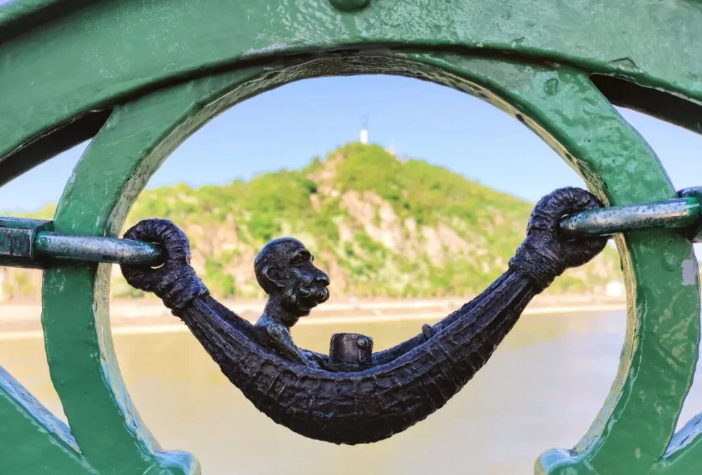 Mini statua dell'imperatore Francesco Giuseppe sull’amaca a Budapest